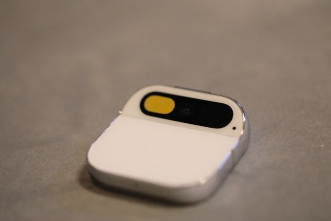 Thiết bị đeo AI Pin