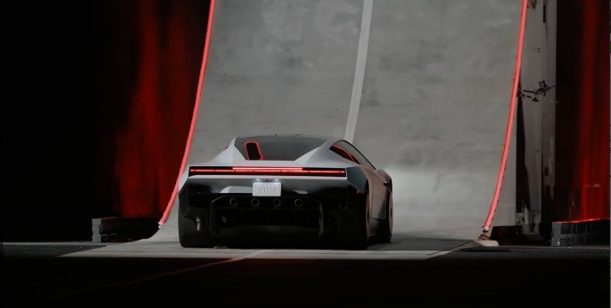 Roadster Tesla chạy trên đoạn dốc nghiêng trong màn trình diễn