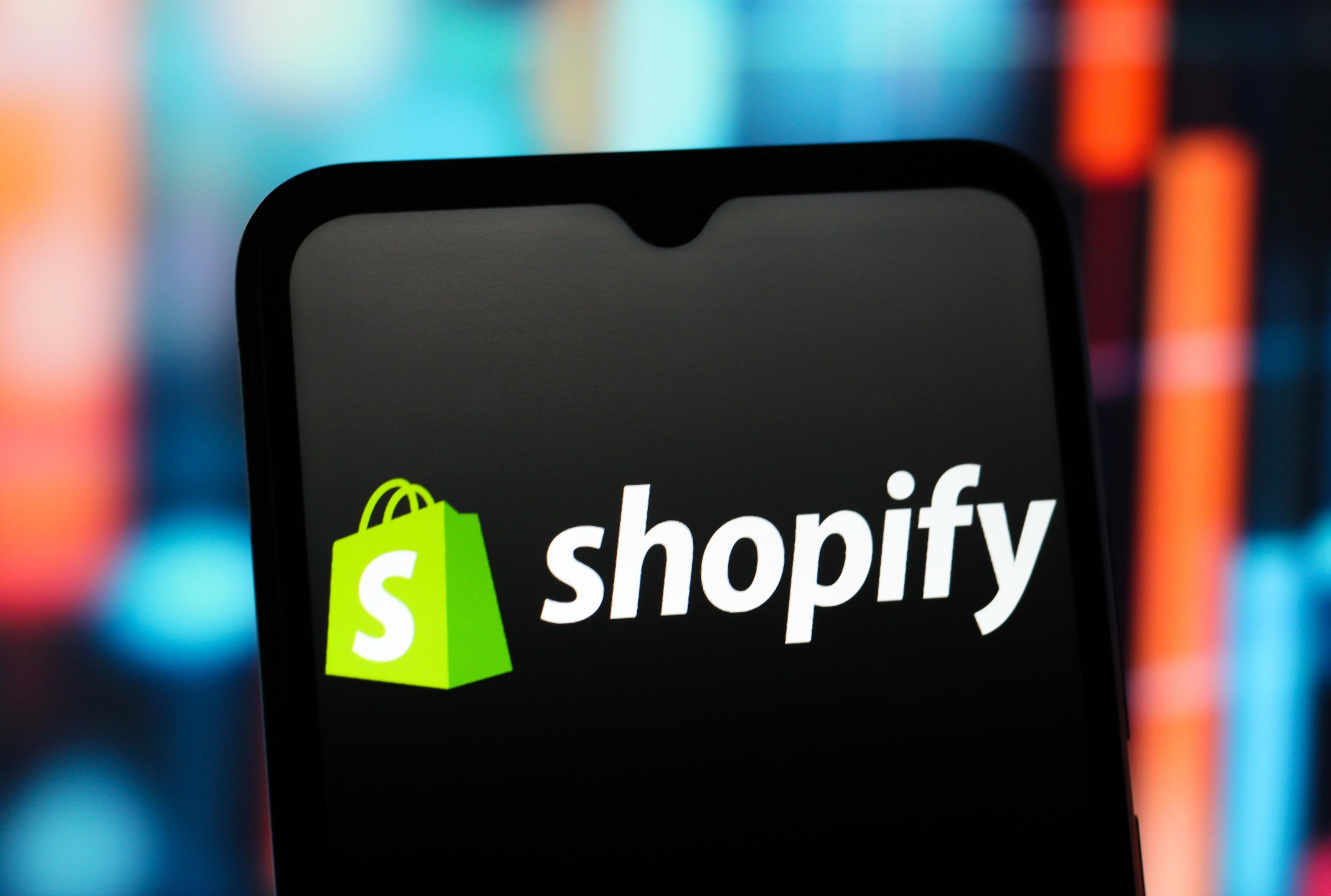 Logo Shopify hiển thị trên màn hình điện thoại