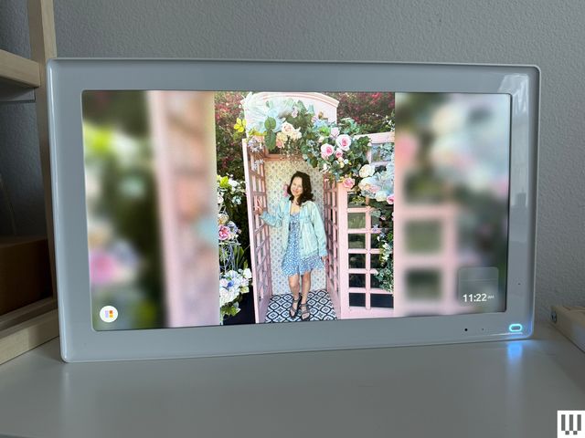 HomeCal đặt trên bàn với phụ kiện chân đế