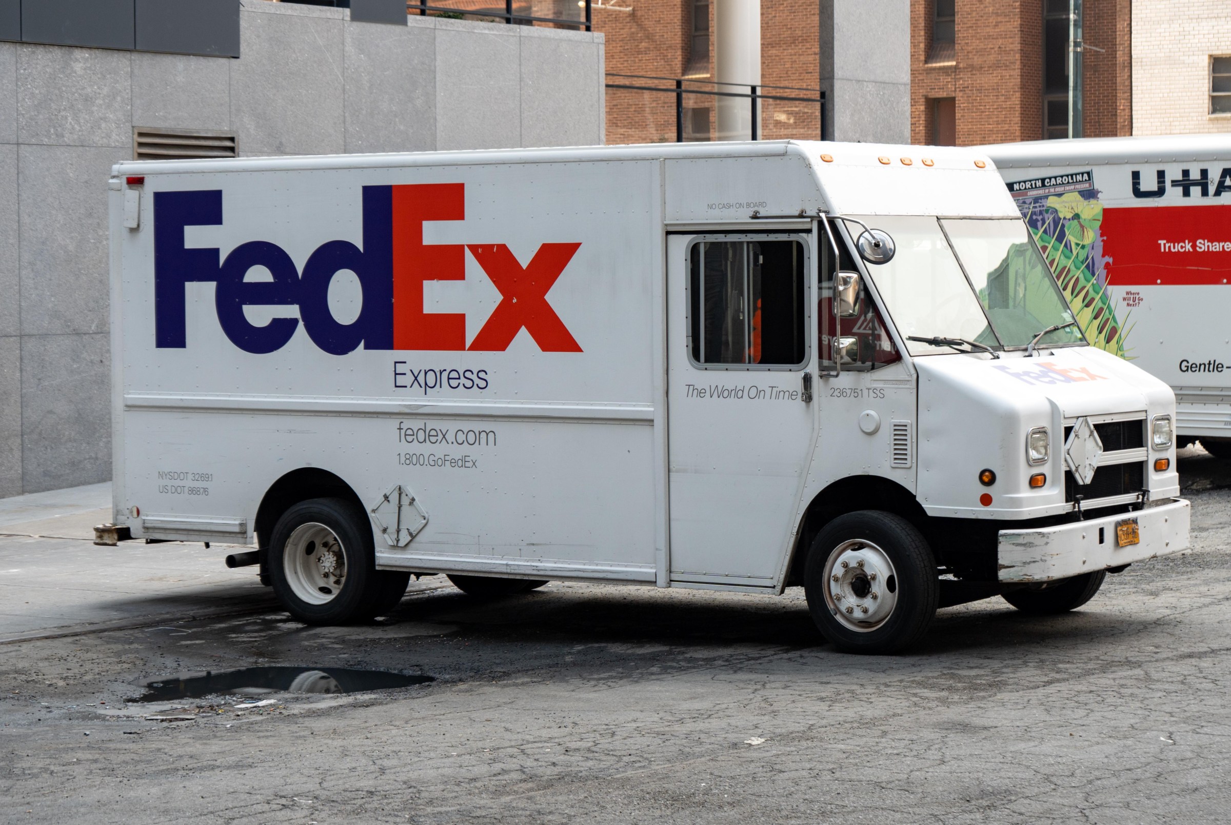 Xe tải chở hàng của FedEx