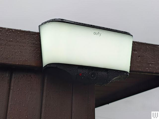 Cận cảnh đèn của Eufy S4 khi bật
