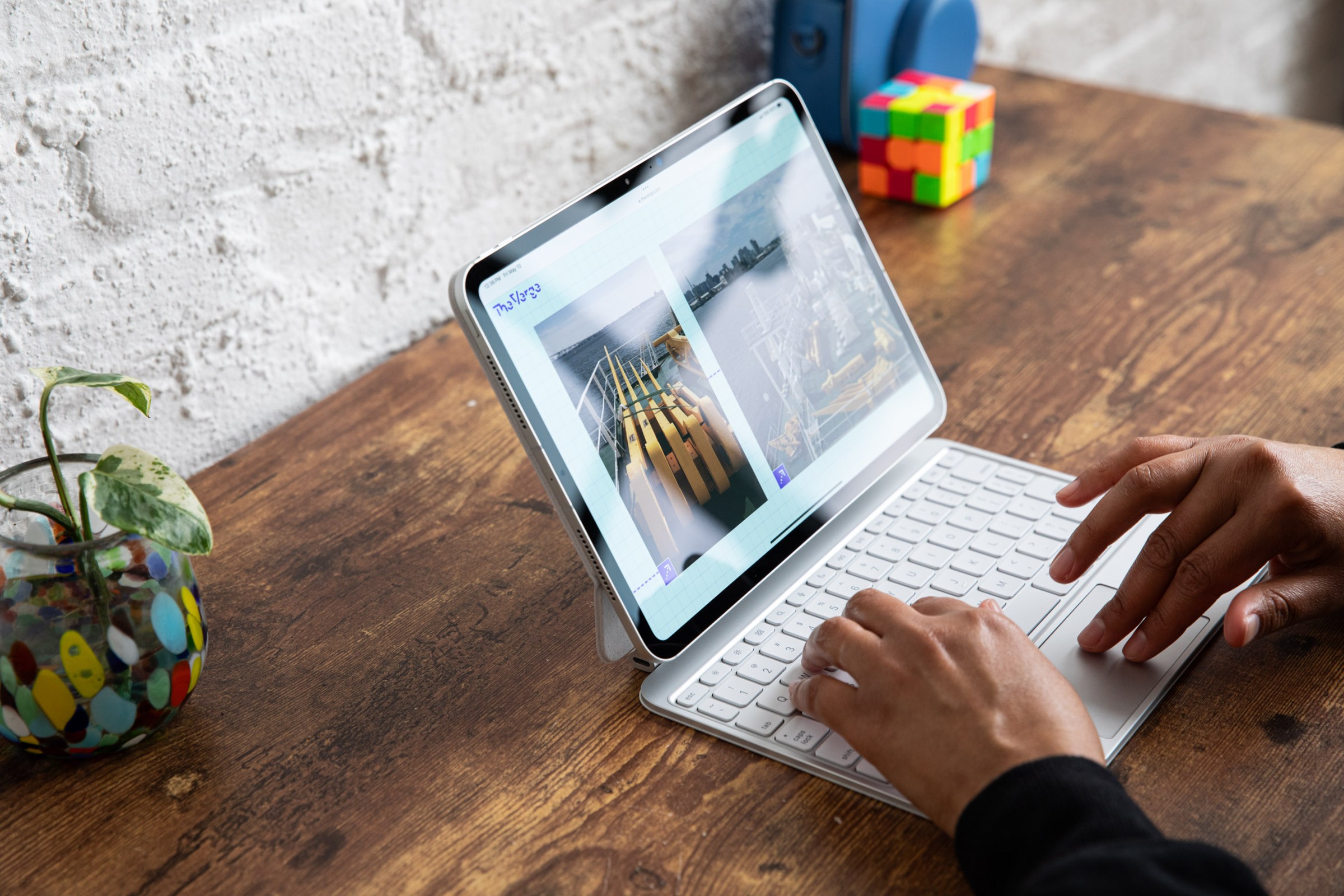 Bàn phím Magic Keyboard gắn với iPad