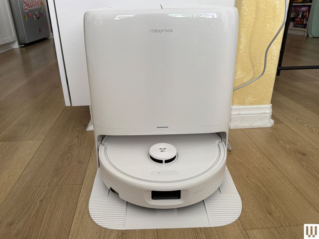 Robot hút bụi hoạt động trong nhà