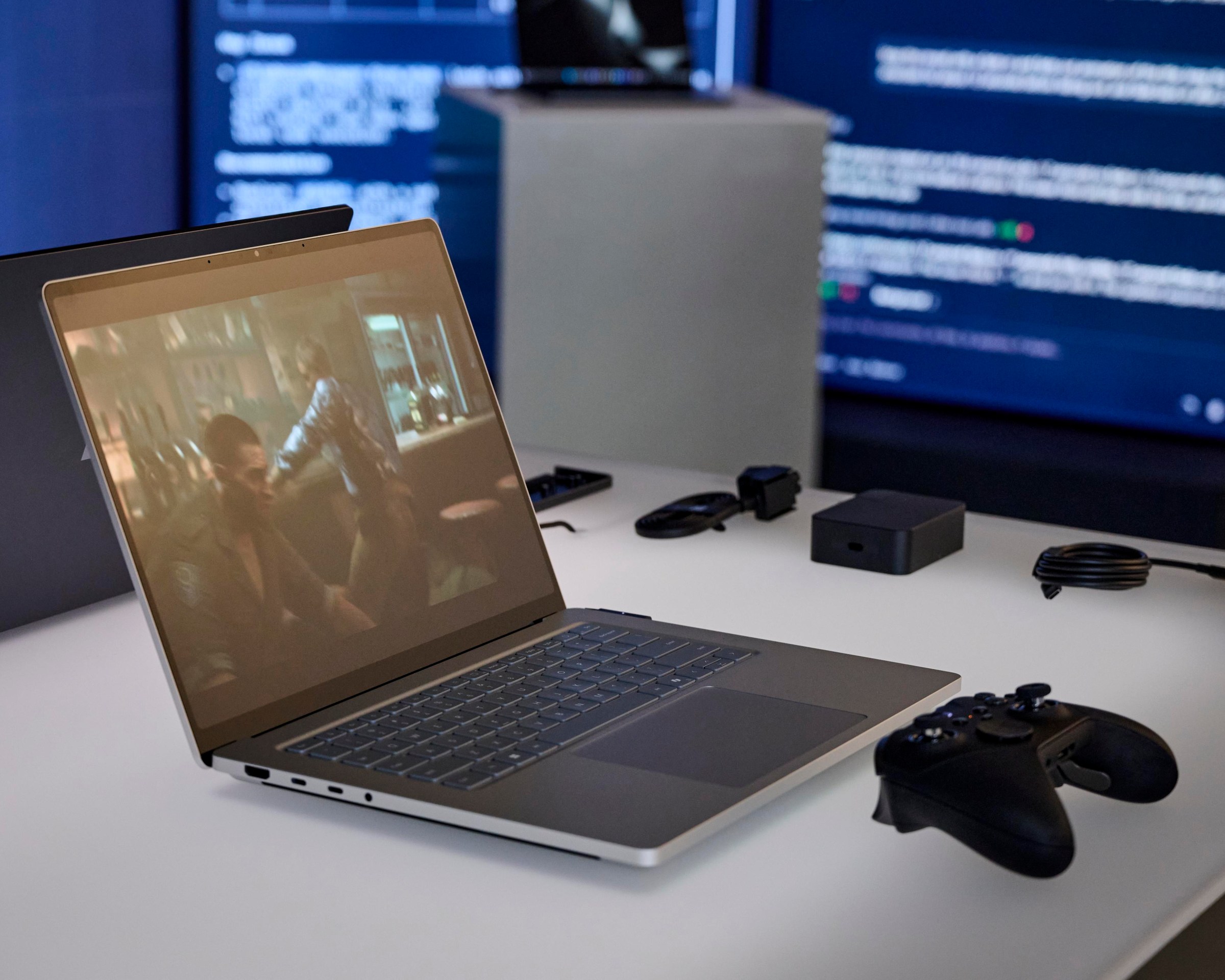 Mô hình AI cục bộ chạy trên Surface Laptop Ultra
