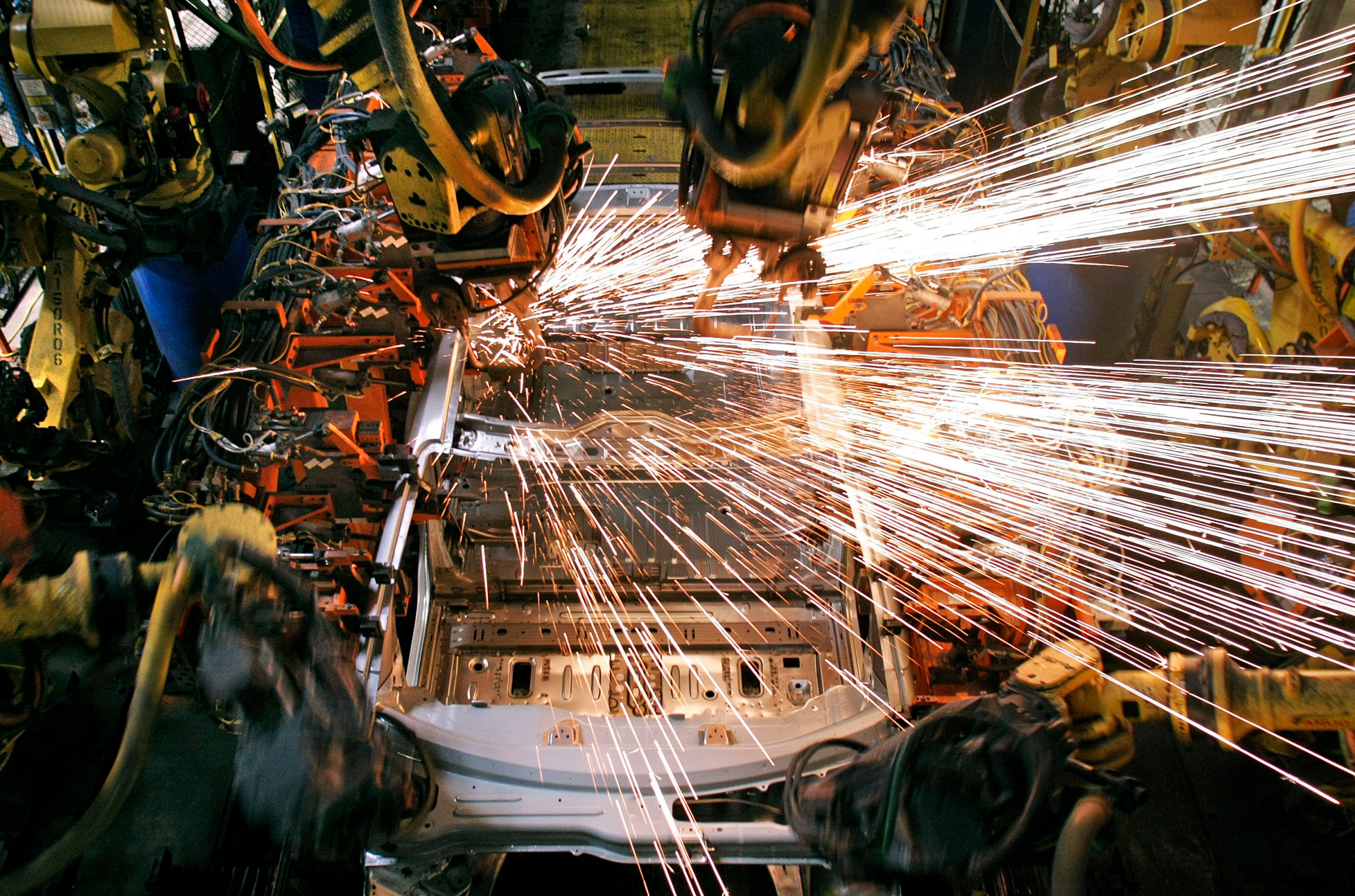 Dây chuyền lắp ráp ô tô với cánh tay robot tại nhà máy của General Motors