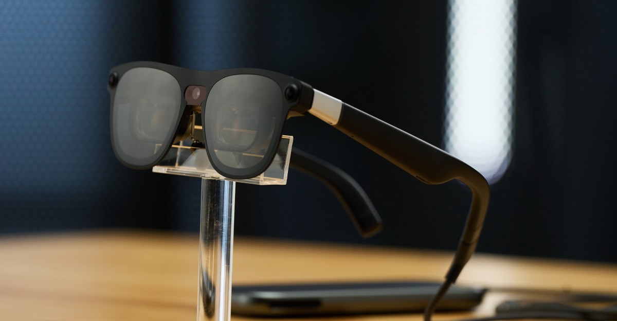 Kính Google Xreal Aura ra mắt với giá 1.099 USD, rẻ hơn cả Meta