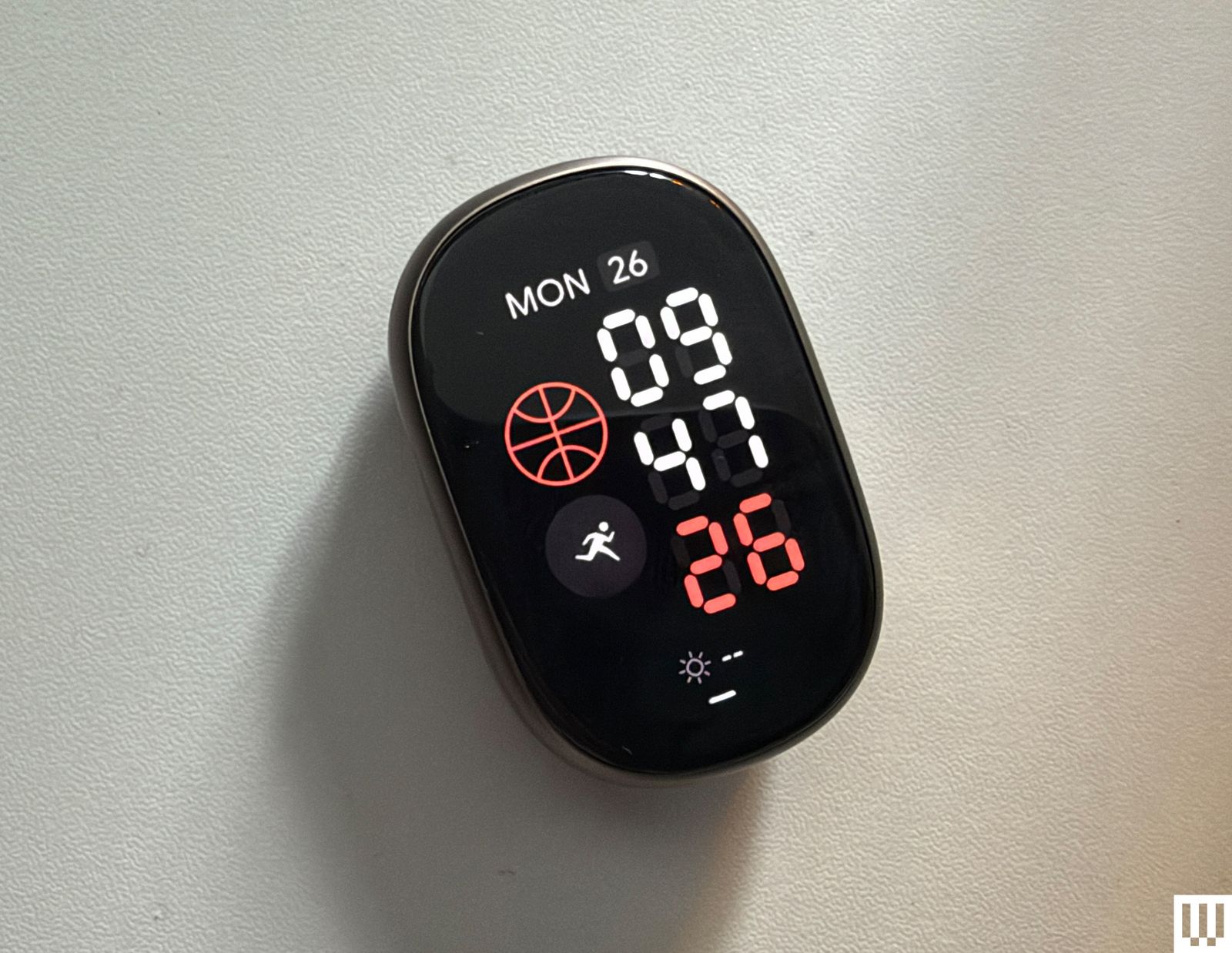 Fitbit Edge trên cổ tay người dùng