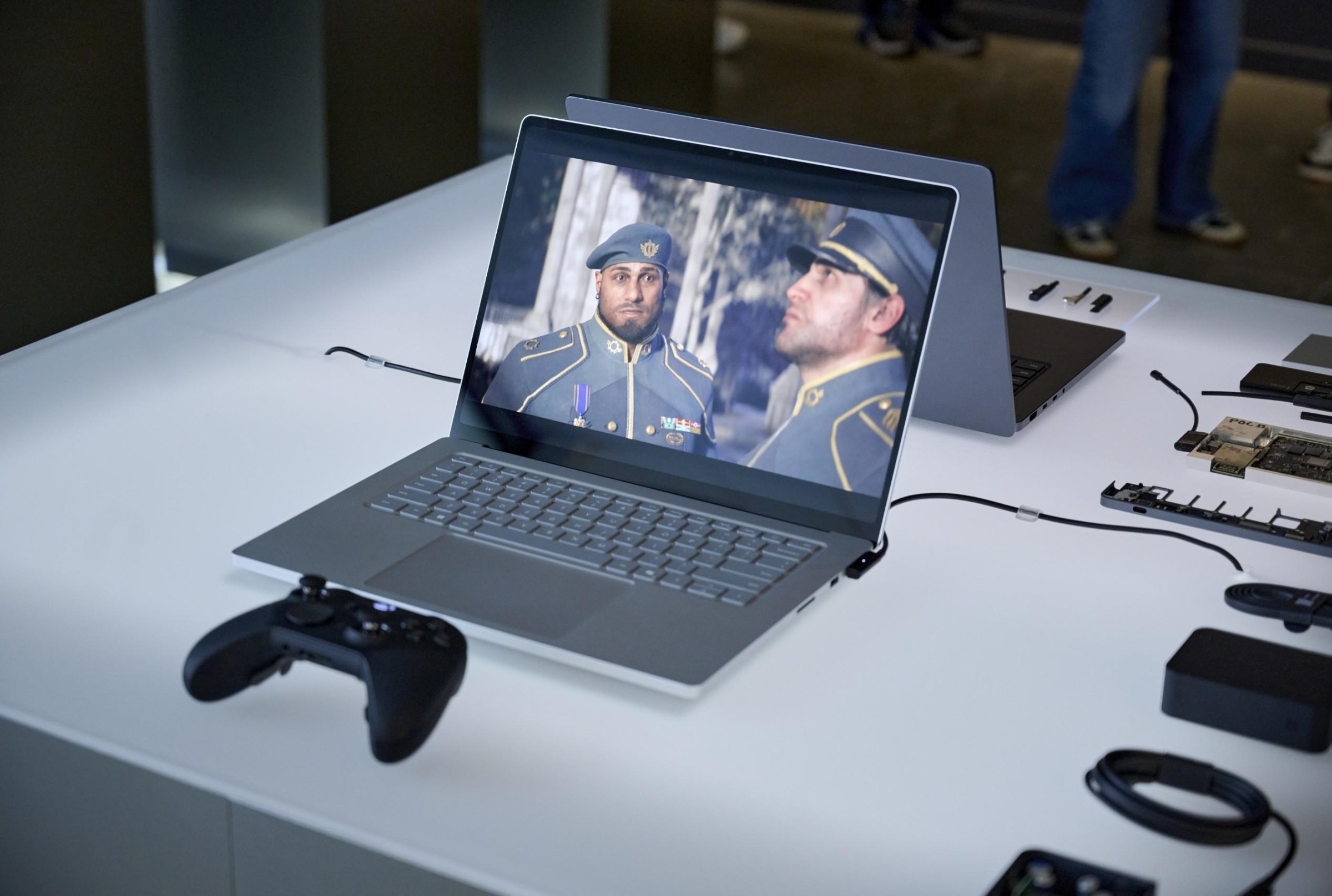 Bên trong Surface Laptop Ultra