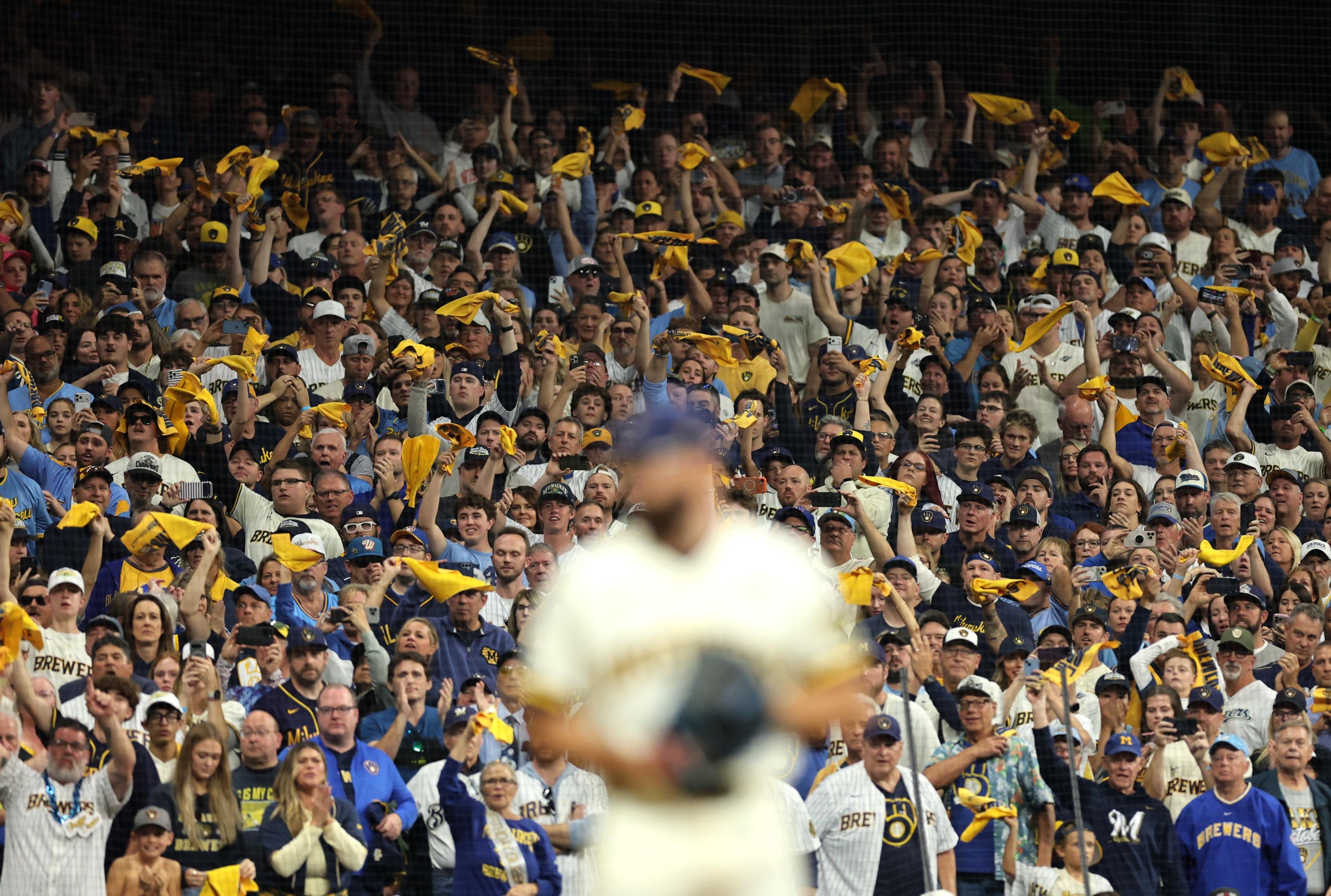 Người hâm mộ cổ vũ trong trận đấu của MLB
