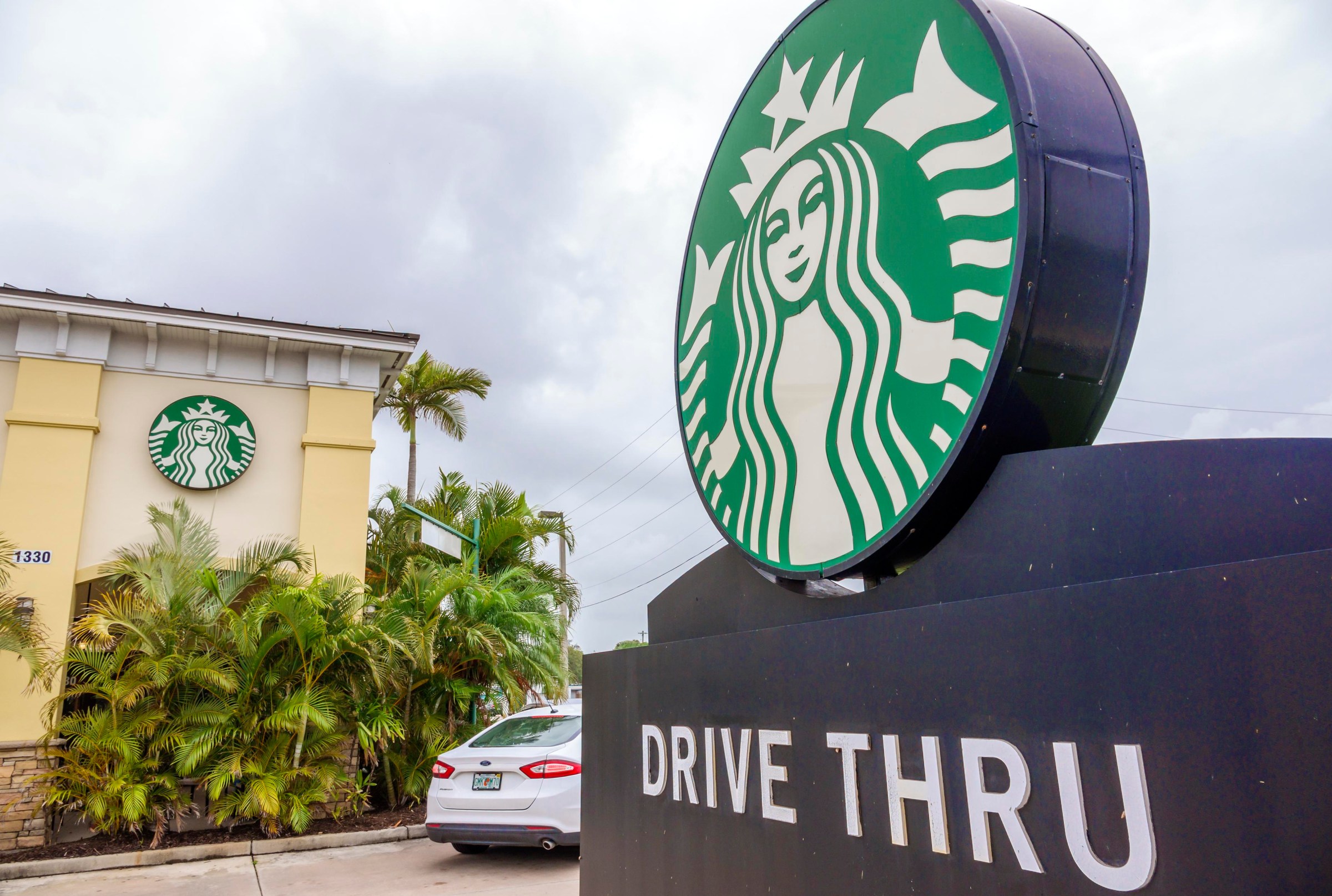 Khách hàng tại quầy drive-thru của Starbucks