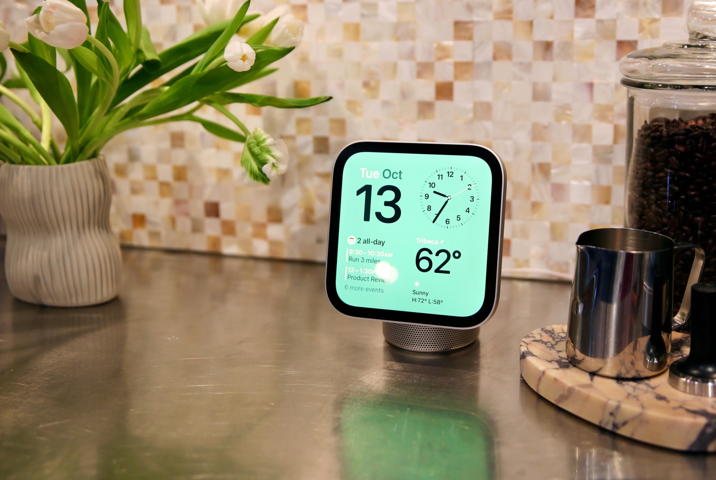 Màn hình thông minh HomeView của Apple đặt trong bếp