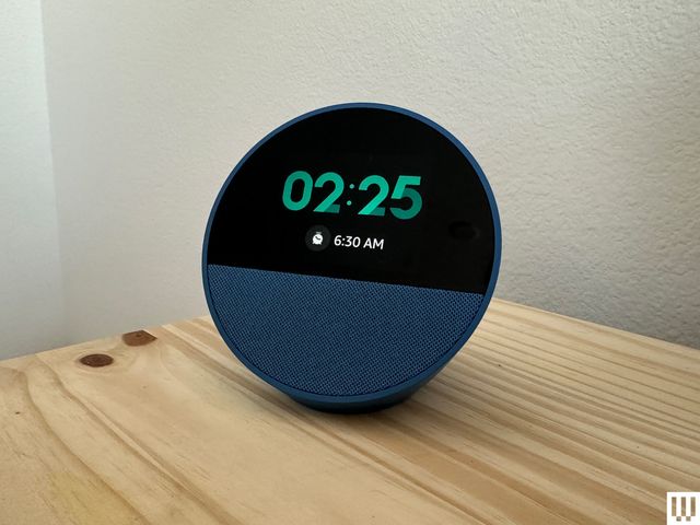 Loa thông minh Echo Spot thế hệ thứ hai với màn hình hiển thị