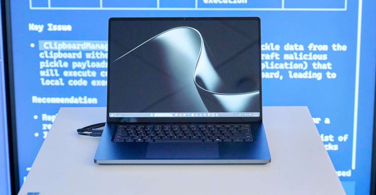 Đánh giá Surface Laptop Ultra: Cỗ máy AI cục bộ đắt đỏ nhưng chưa hoàn thiện