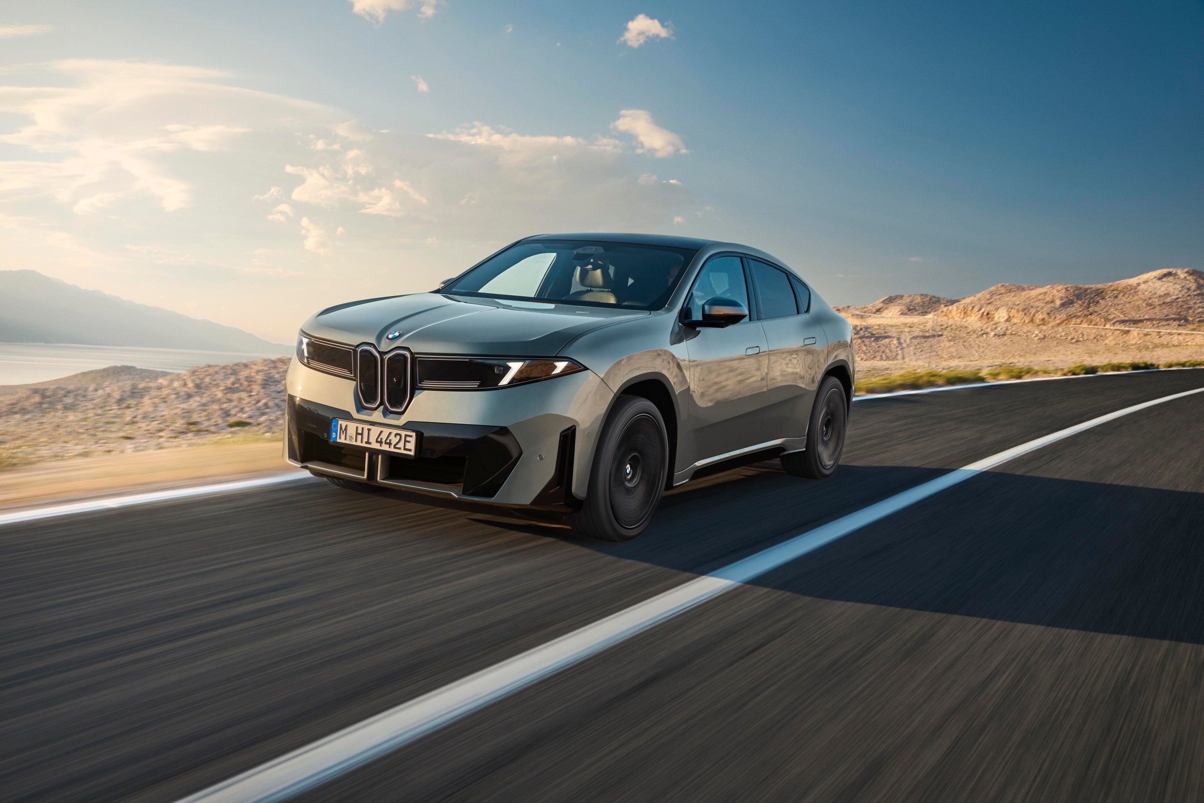 BMW iX4 — mẫu SUV coupe chạy điện mới của hãng xe Đức
