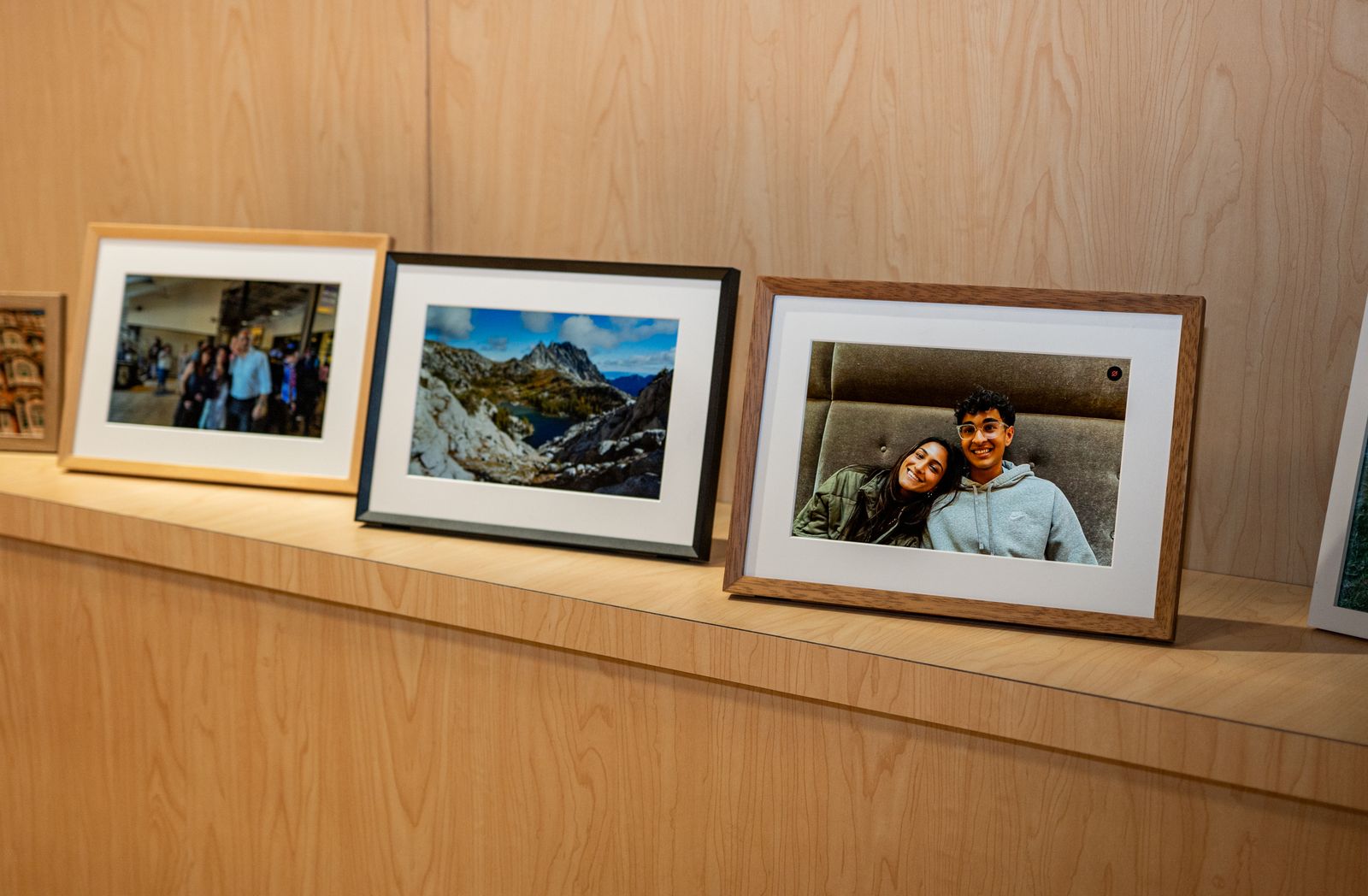 Khung ảnh Alexa Photo Frame với màn hình 10 inch