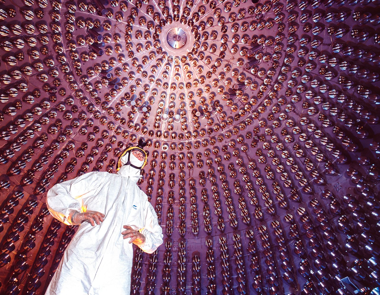 Máy dò Borexino ở Ý, thiết kế chủ yếu để nghiên cứu neutrino từ Mặt Trời