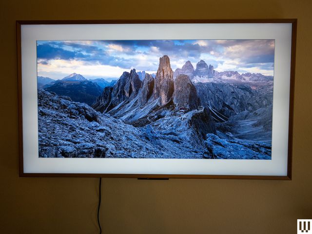 TV nghệ thuật Ember Artline của Amazon