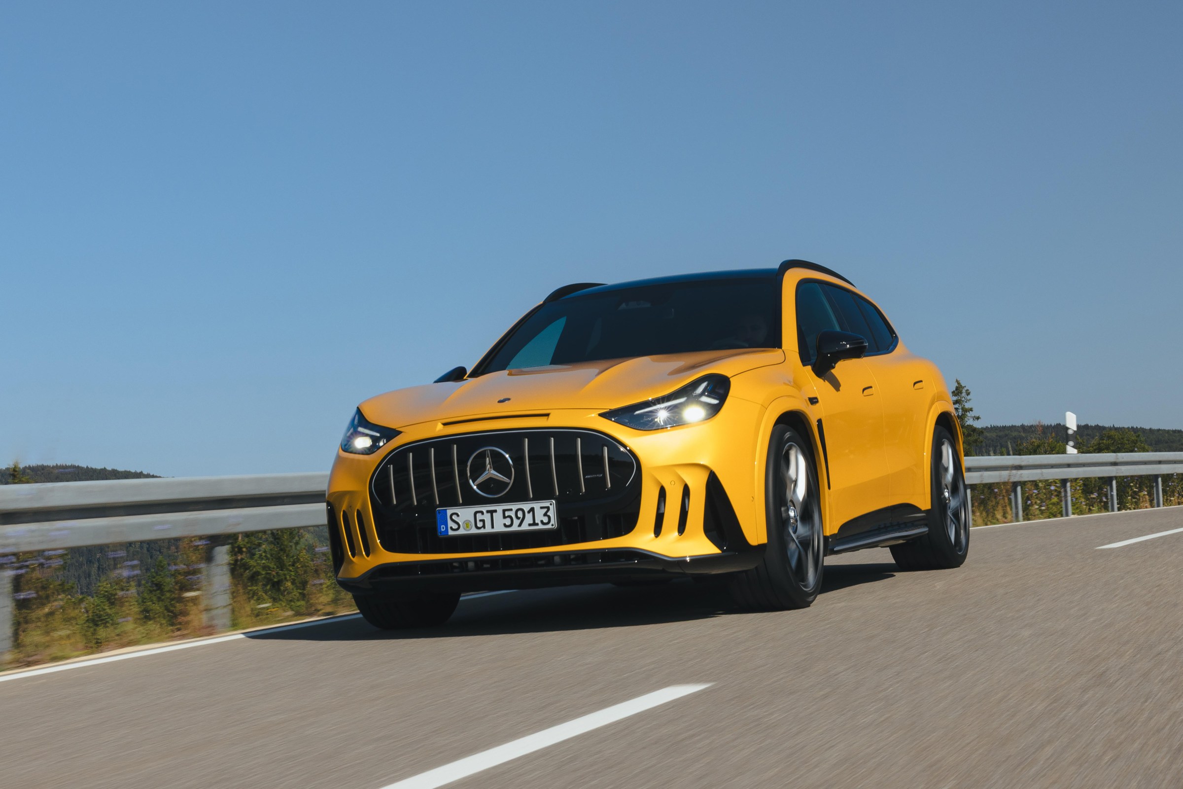 Nội thất và màn hình trung tâm của Mercedes-AMG GT SUV