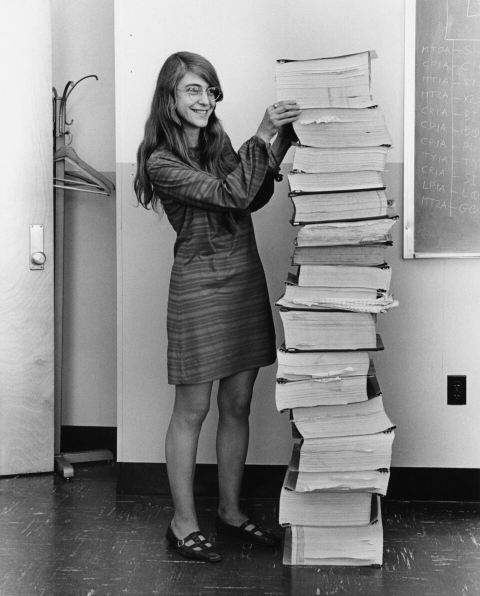 Margaret Hamilton bên cạnh các bản liệt kê phần mềm Apollo do bà và đội ngũ phát triển