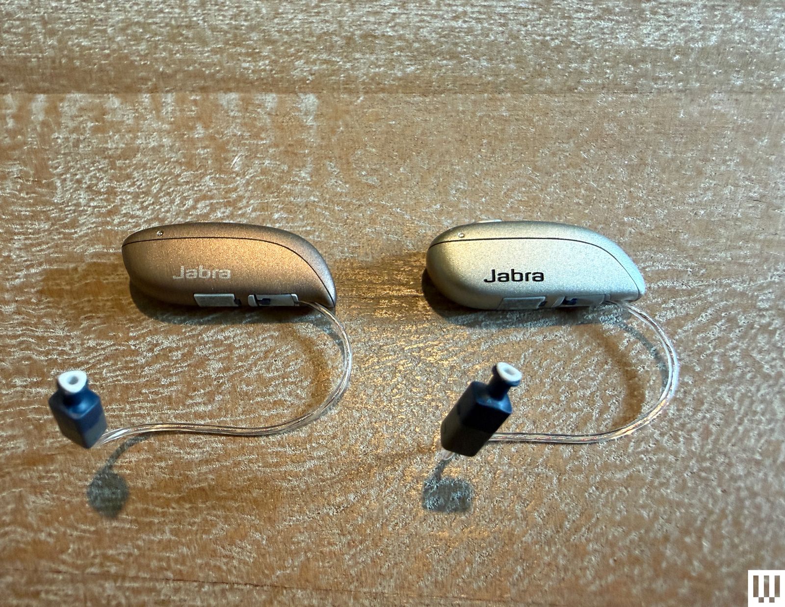 So sánh kích thước Jabra M1 bên trái và M3 bên phải