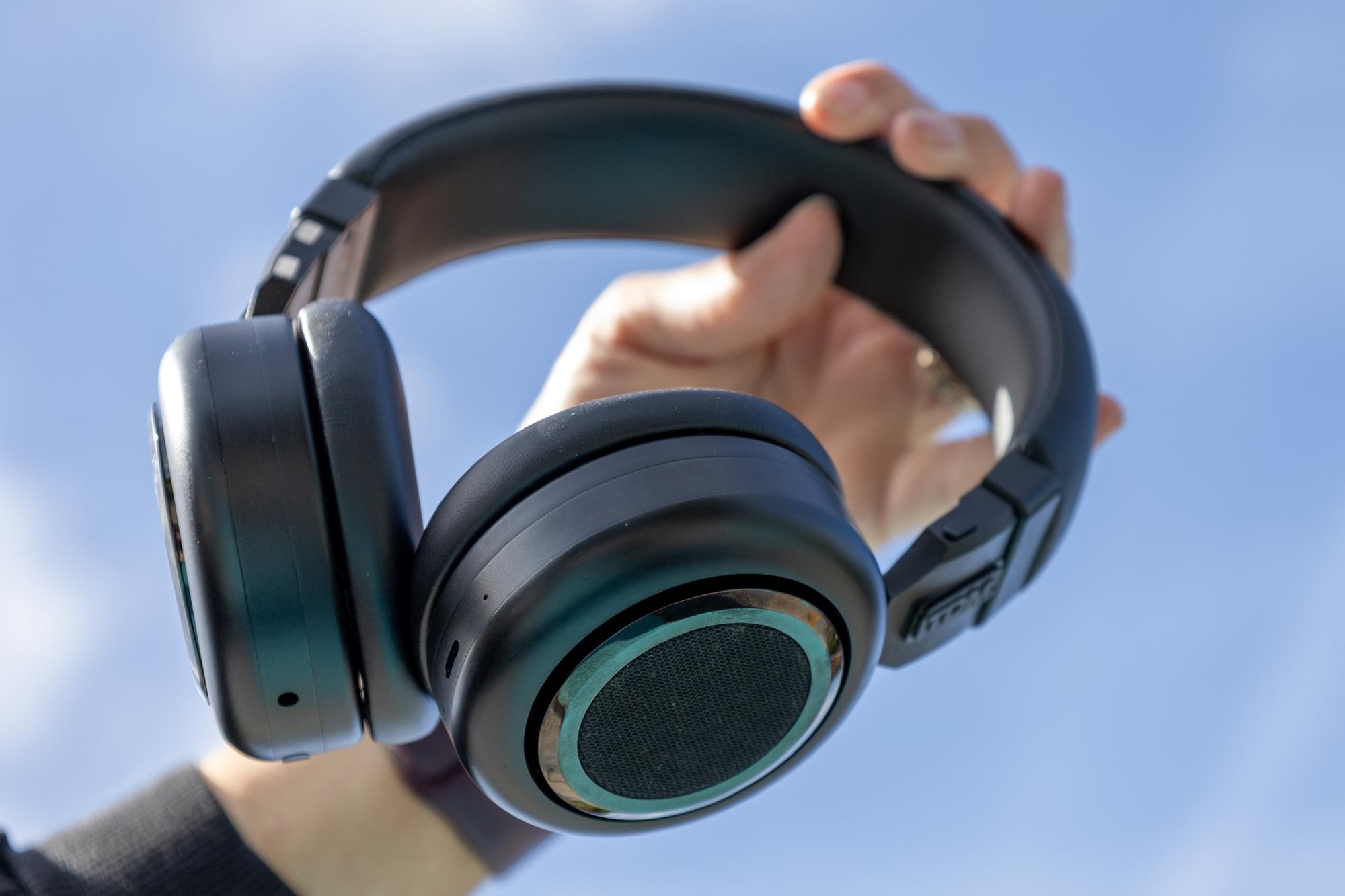 Neo ở chế độ loa Bluetooth sau khi cuộn gọn