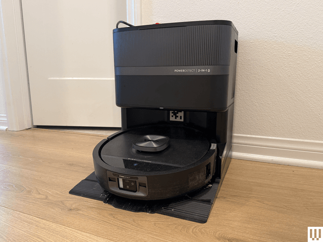 Robot hút bụi tại trạm sạc