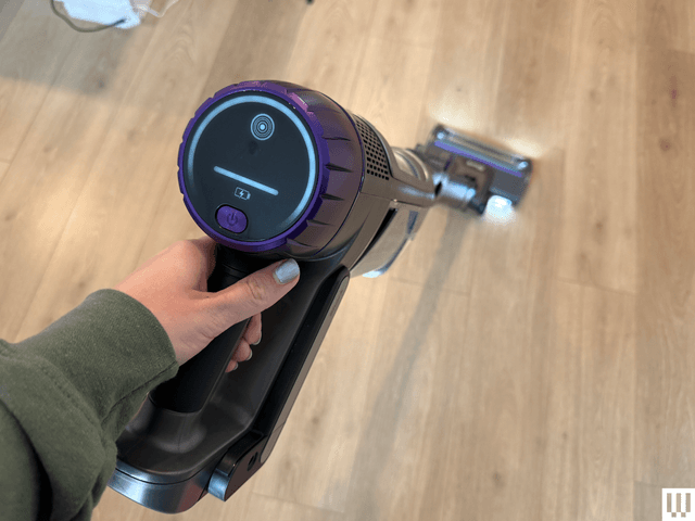 Cận cảnh robot hút bụi Shark đang hoạt động
