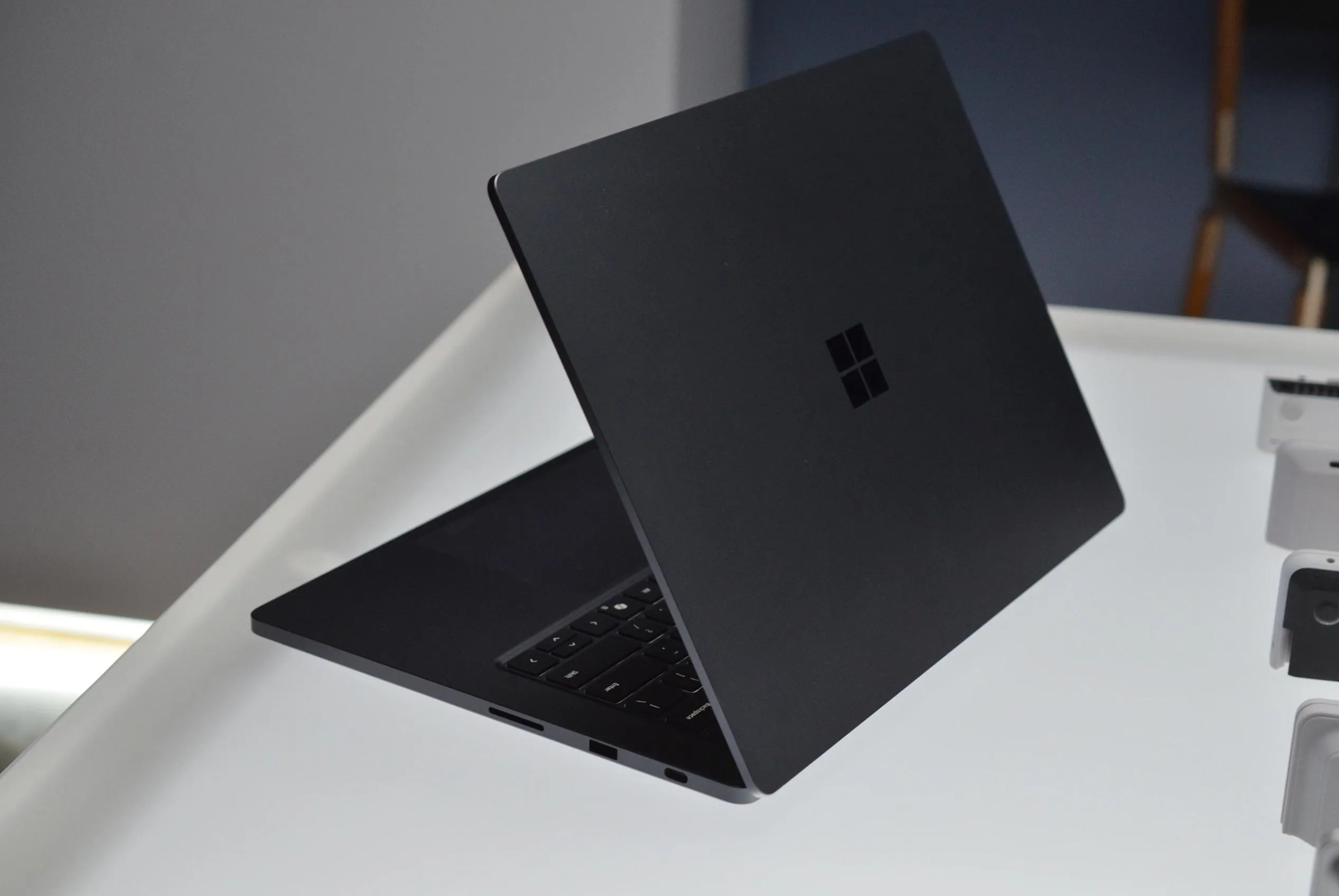 Surface Laptop Ultra với thiết kế nhôm nguyên khối