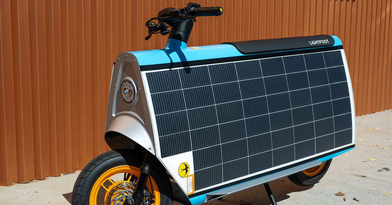 Trải nghiệm thực tế Lightfoot: Chiếc xe scooter chạy bằng năng lượng mặt trời gây tò mò