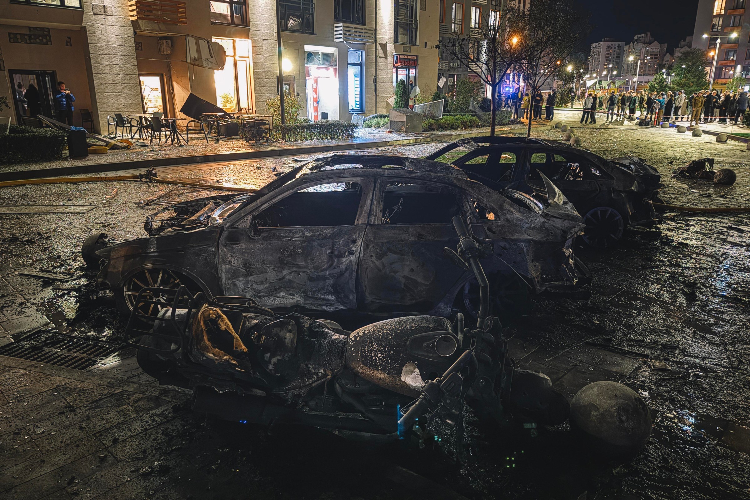 Một tòa nhà hư hại sau cuộc tập kích tên lửa của Nga tại Kyiv, Ukraine