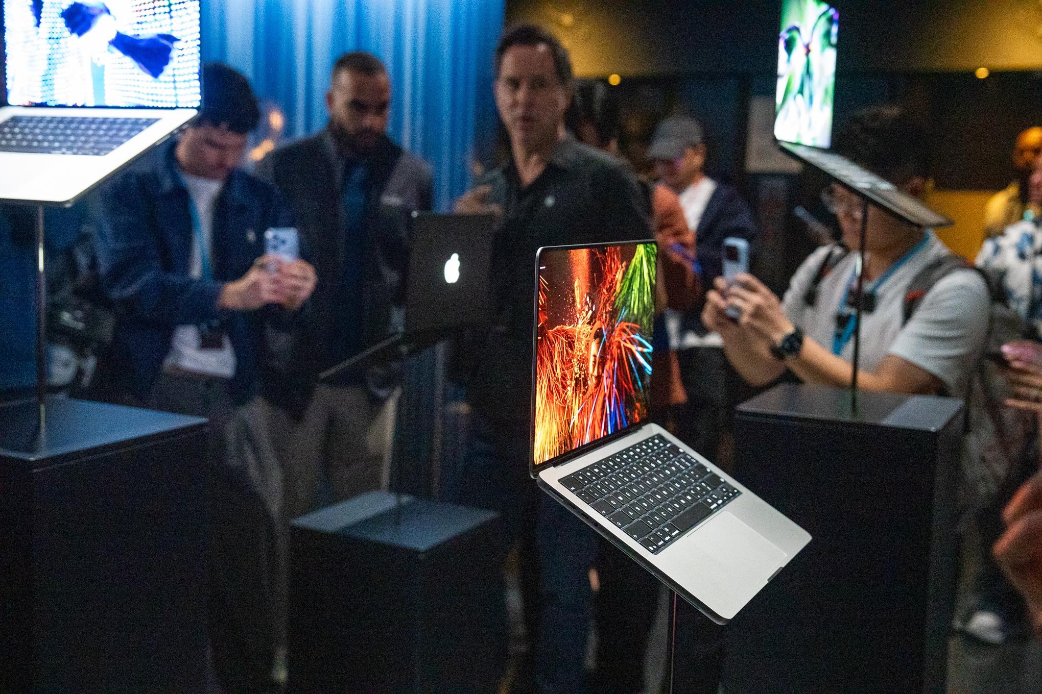 Logo Apple phát sáng trở lại trên dòng MacBook