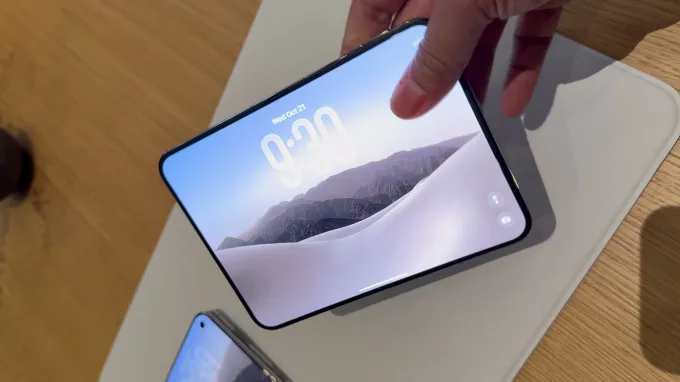 Màn hình iPhone Duo khi mở ra