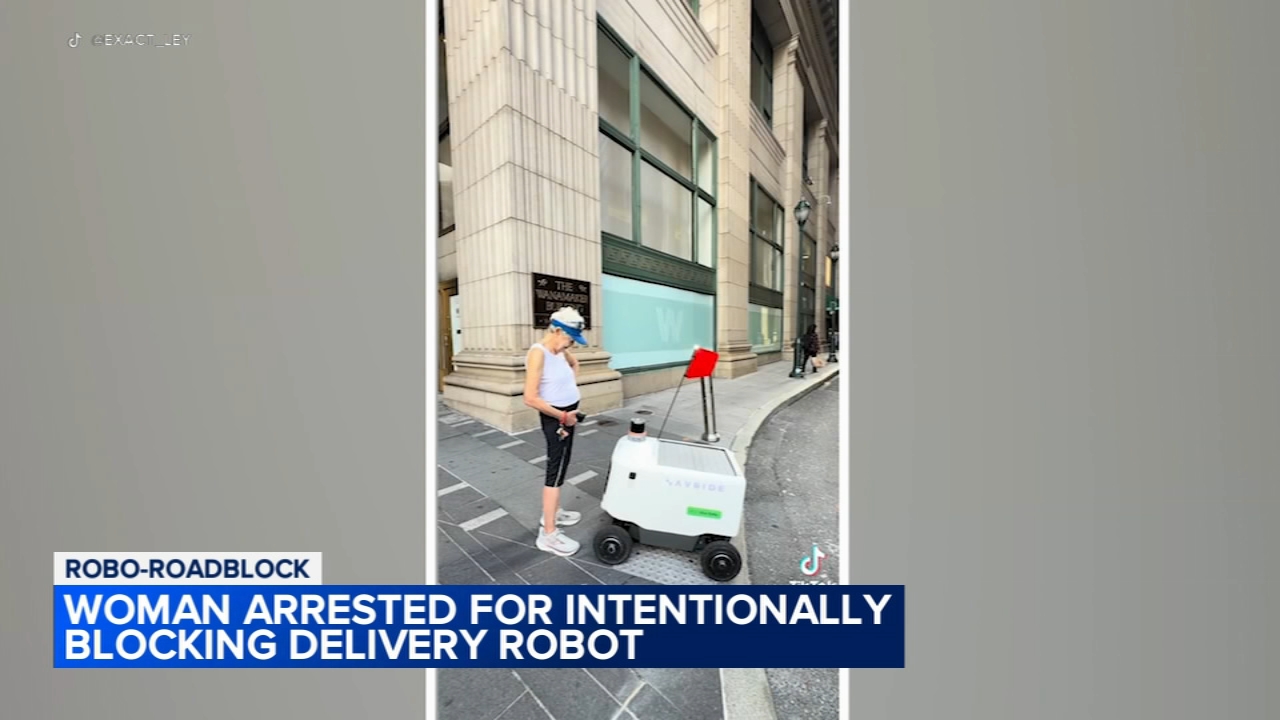 Người phụ nữ chặn robot giao hàng ở Philadelphia