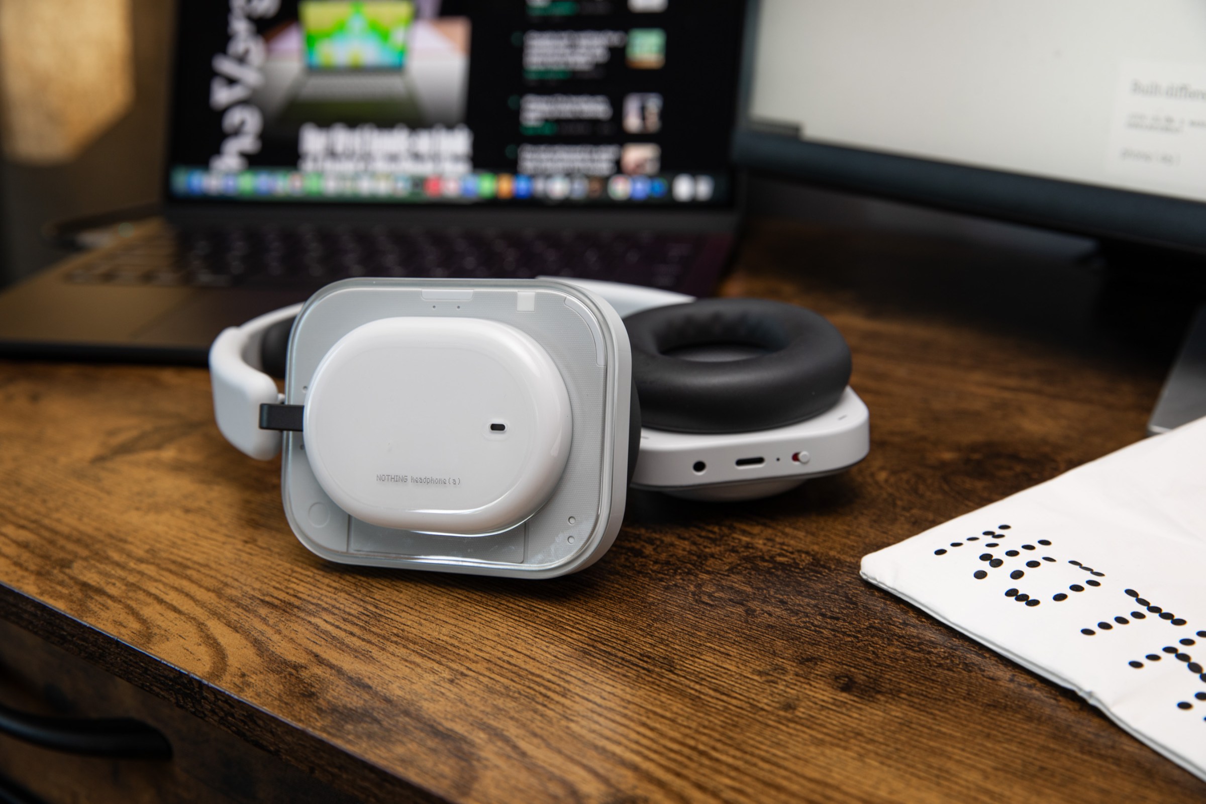 Tai nghe Nothing Headphone A với thiết kế vỏ đục