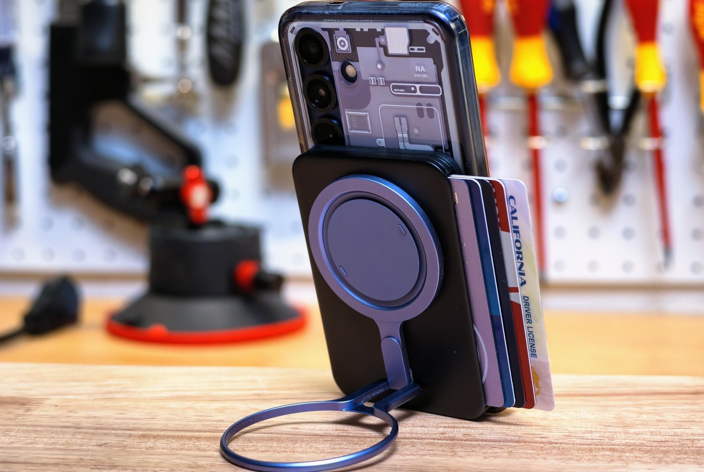 Ví OhSnap Wallet 2 ở cấu hình dày nhất với 7 thẻ, MagSafe và giá đỡ nam châm