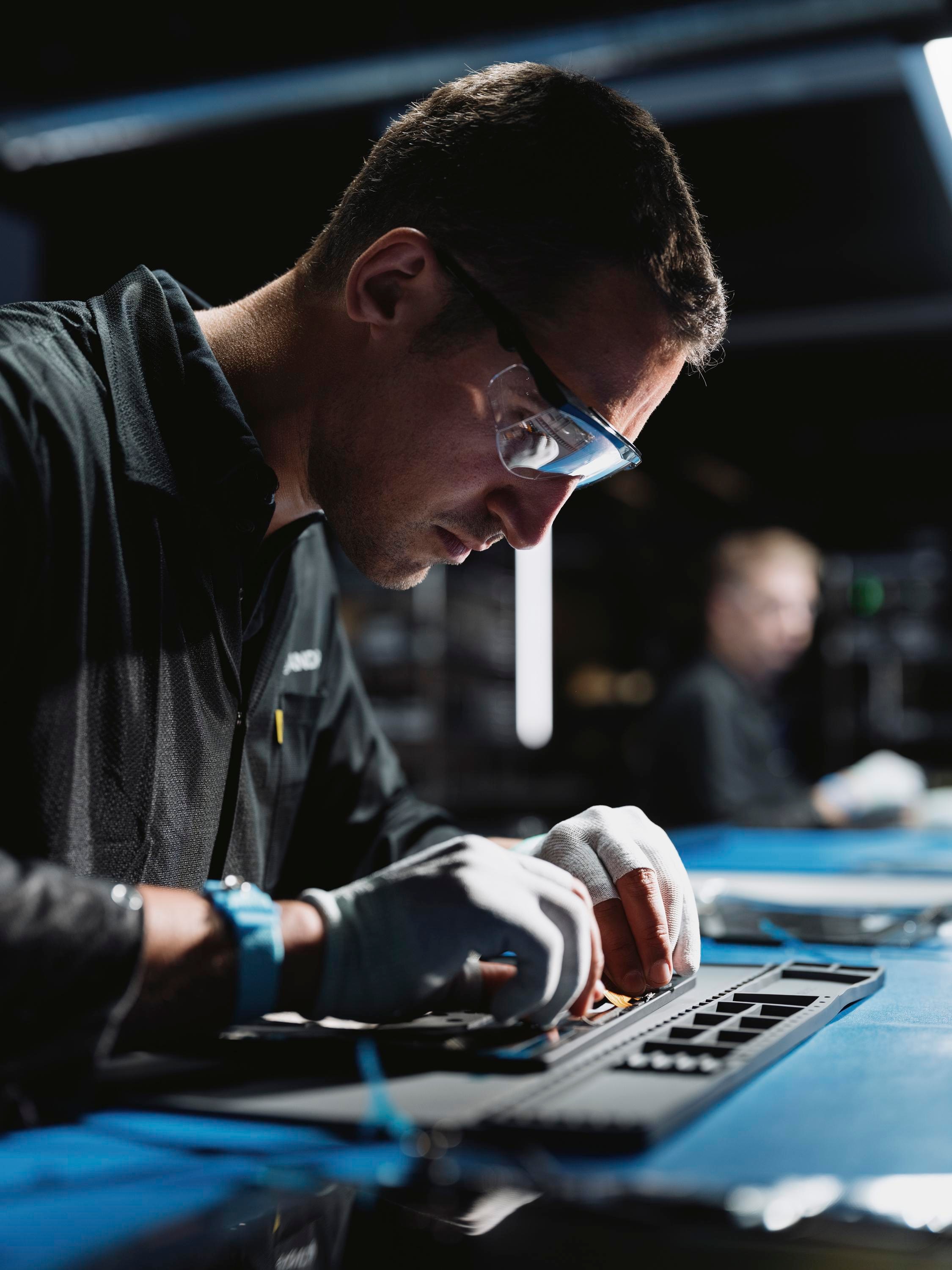 Linh kiện laptop BlueChip mang dòng chữ "Built in America"