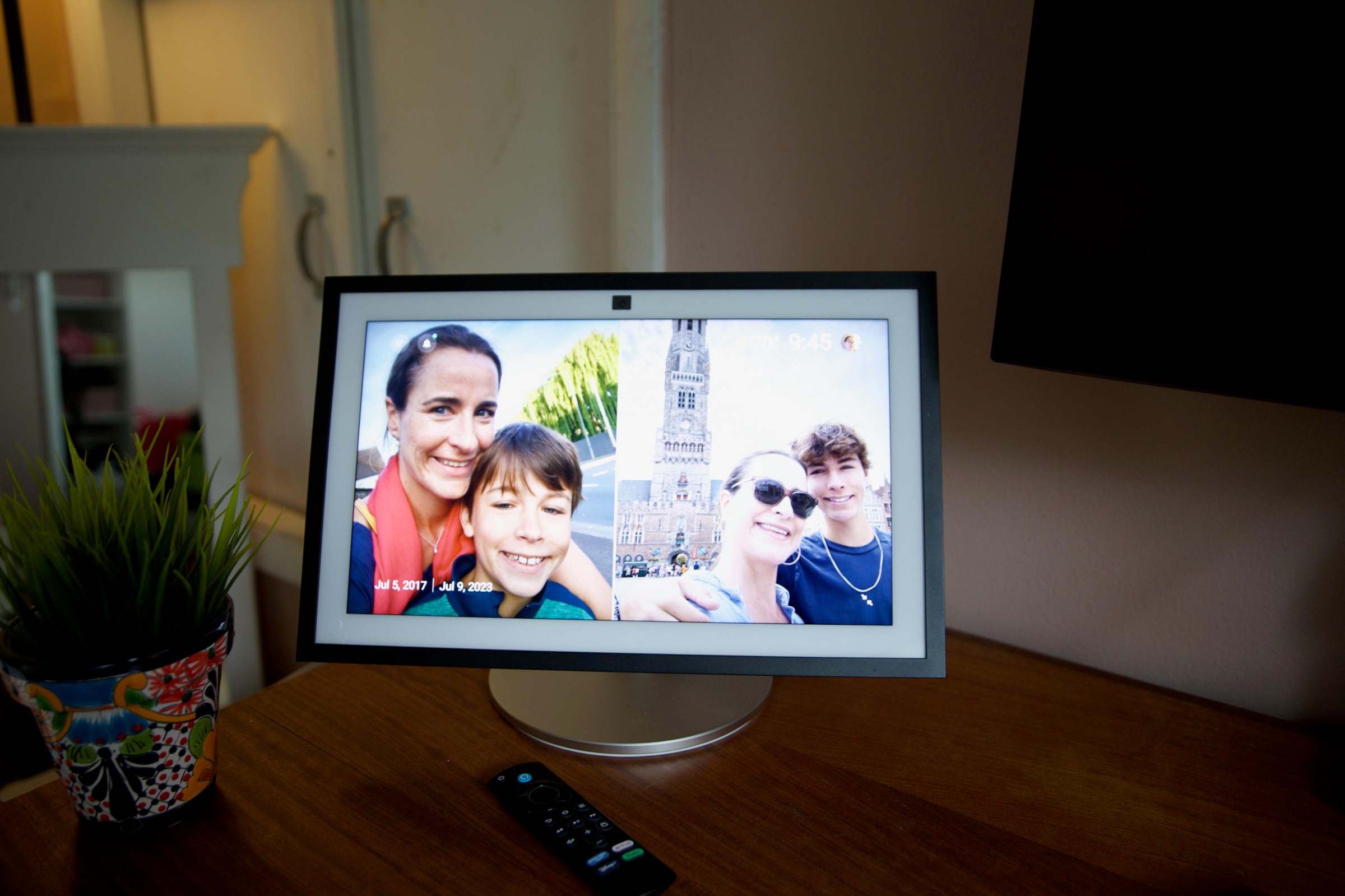Màn hình Echo Show đang hiển thị nội dung