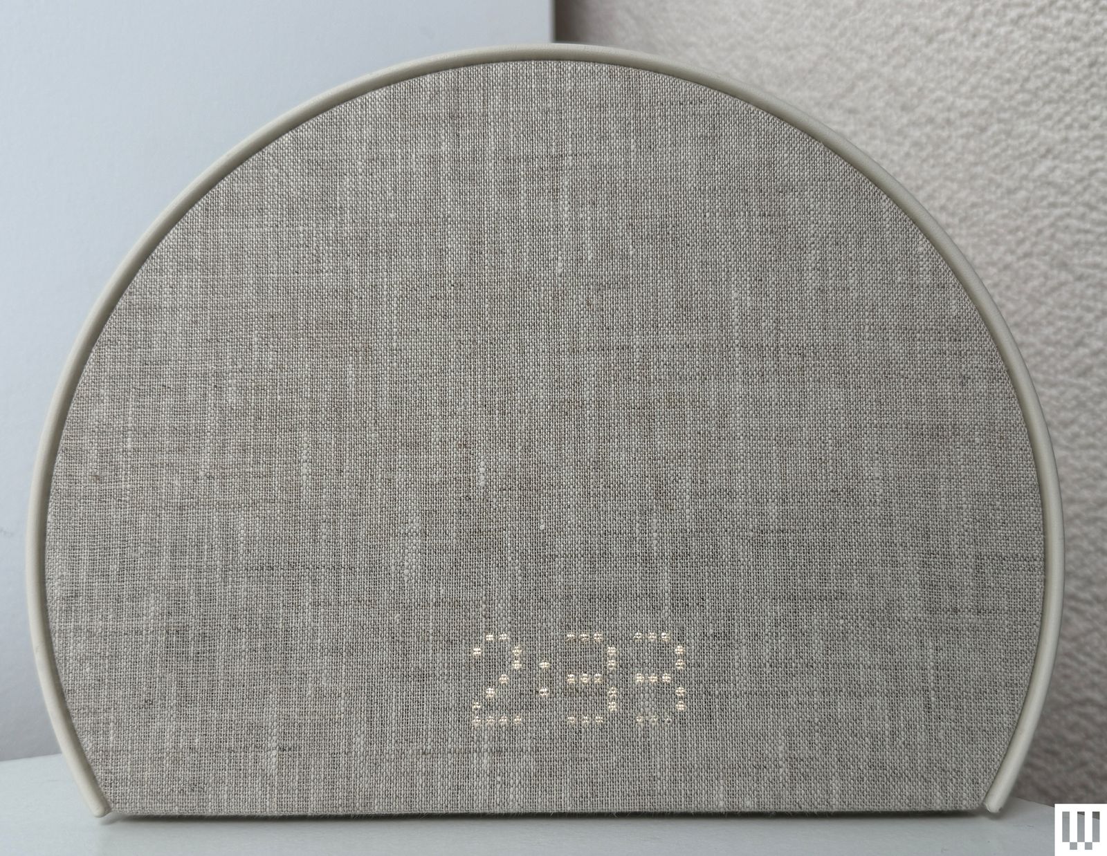 Hatch Sleep Clock đặt trên bàn đầu giường