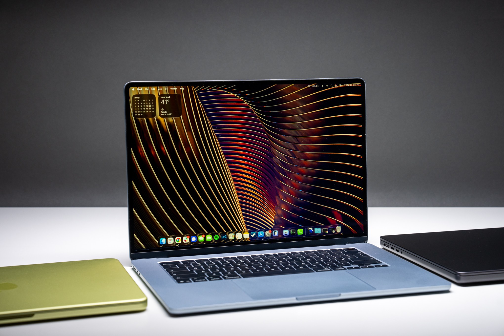 MacBook Air M5 màu xanh nhạt đặt trên bàn