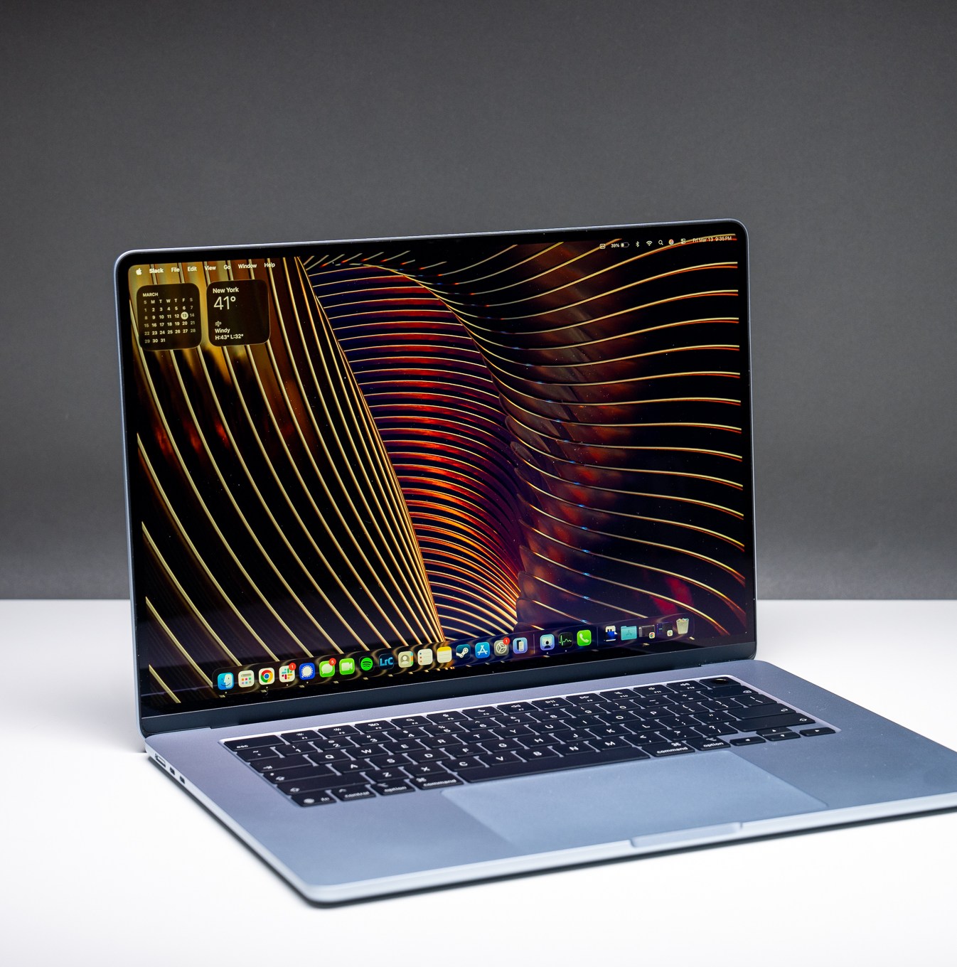 Cận cảnh bàn phím và màn hình MacBook Air M5