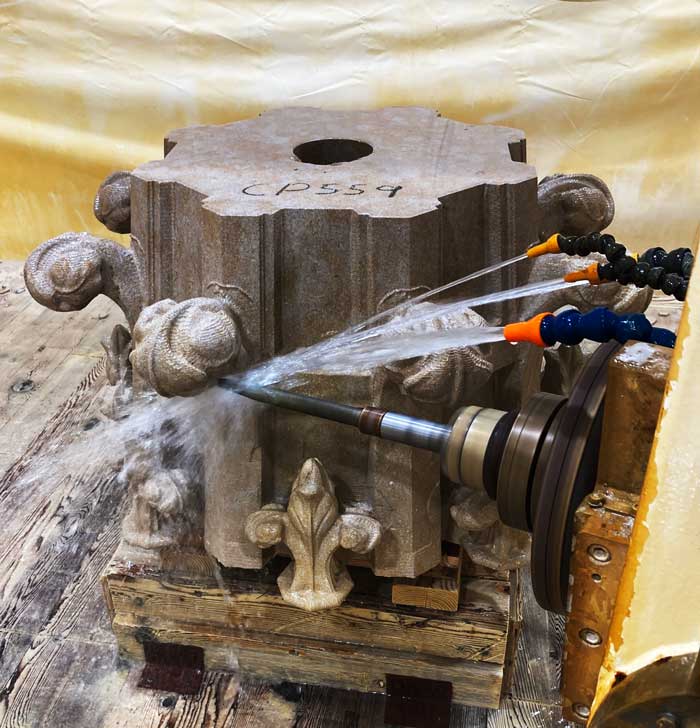 Máy CNC chạm khắc chi tiết đá Gothic