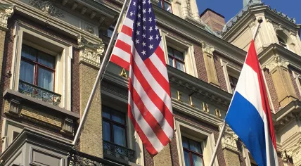 Cờ Mỹ và Hà Lan tung bay trước lối vào khách sạn Amstel ở Amsterdam