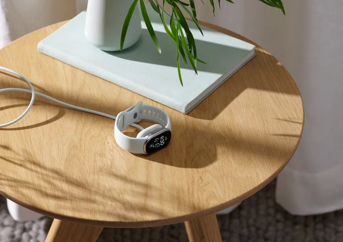 Fitbit Edge: Chiếc vòng đeo thông minh lai giữa Fitbit Air và Pixel Watch