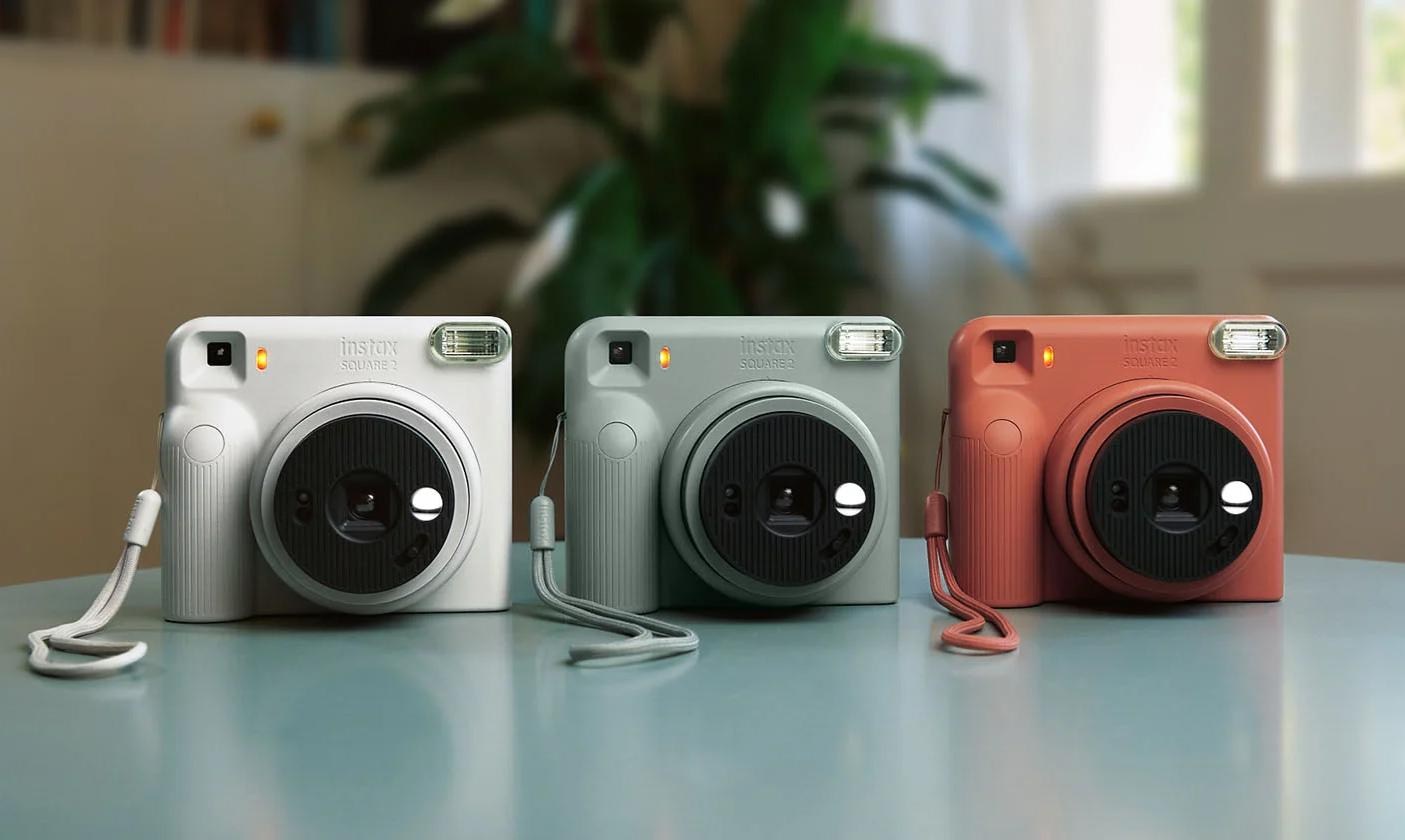 Instax Square 2 với ba màu misty white, slate blue và brick red