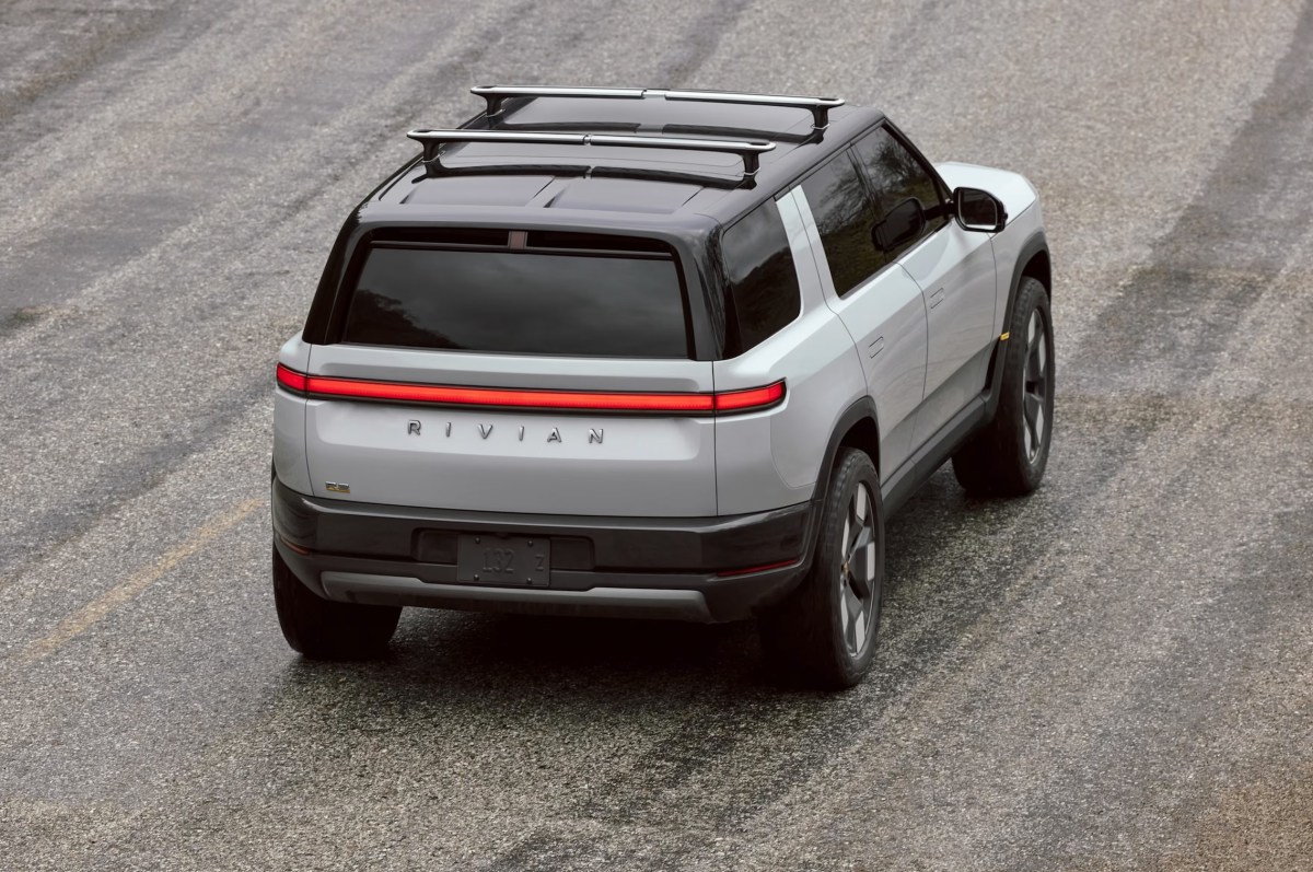 Rivian triệu hồi xe điện R2 vì lỗi bu-lông chưa siết chặt ở bộ pin