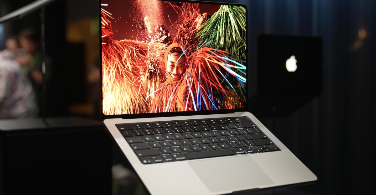 MacBook Pro màn hình cảm ứng bản cao cấp nhất có giá lên tới 14.549 USD