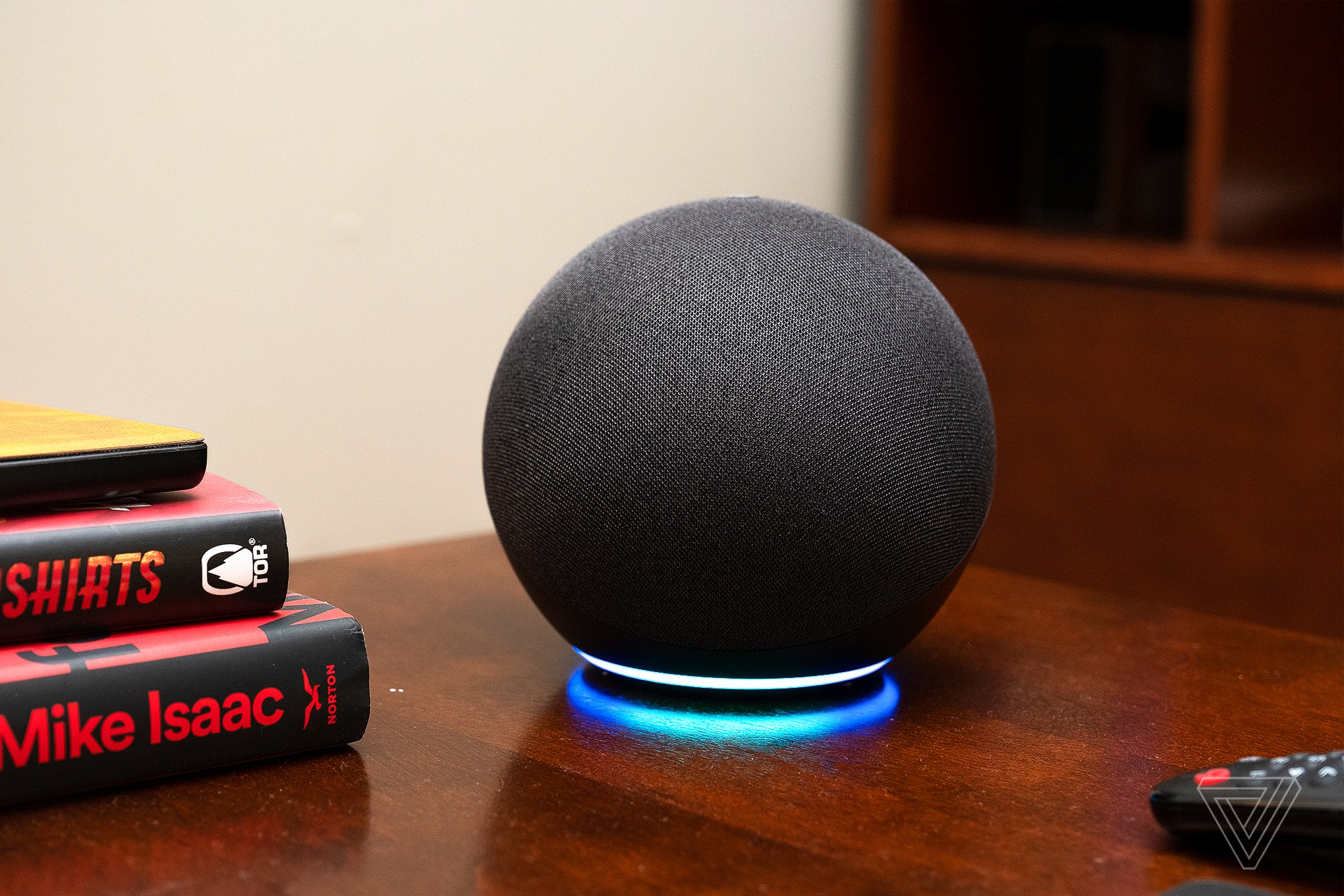 Loa Amazon Echo đời cũ với cổng aux 3.5mm