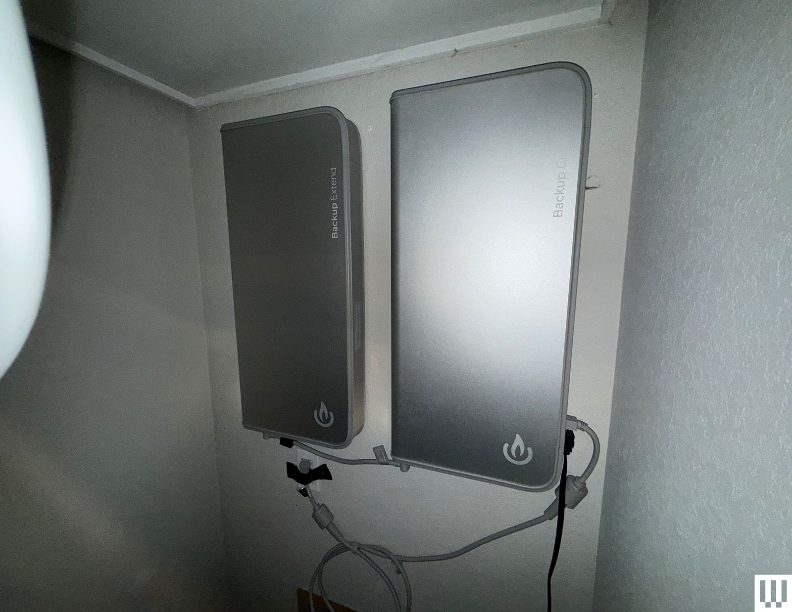 Giá đỡ và pin BioLite Backup đã lắp hoàn chỉnh