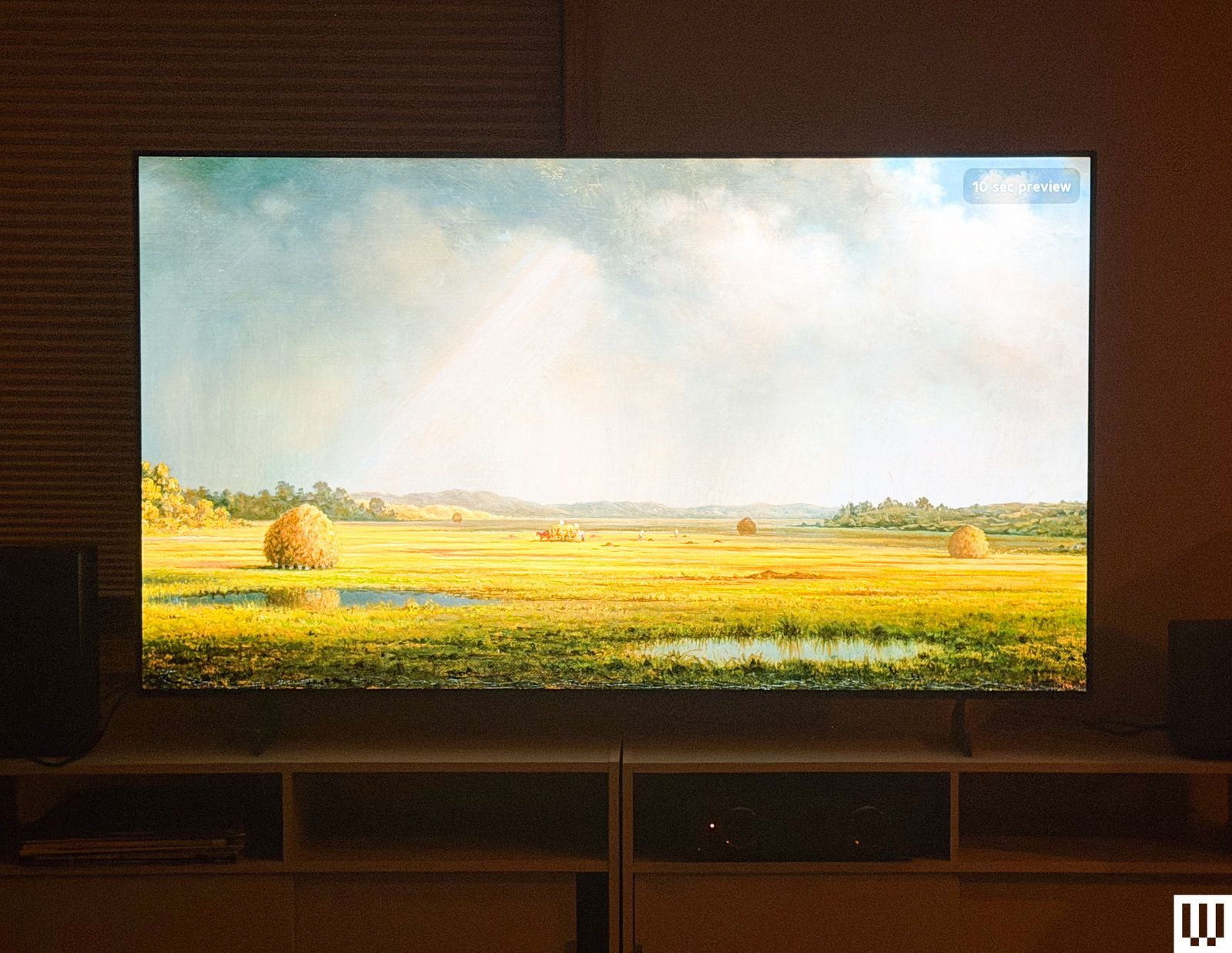 LG B6 OLED TV hiển thị cảnh phong cảnh trong phòng tối